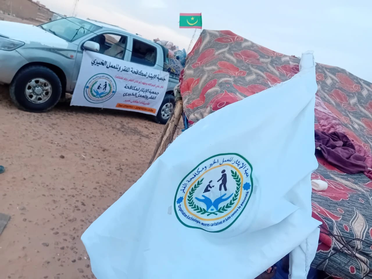 متطوعون يصنفون الملابس الدافئة