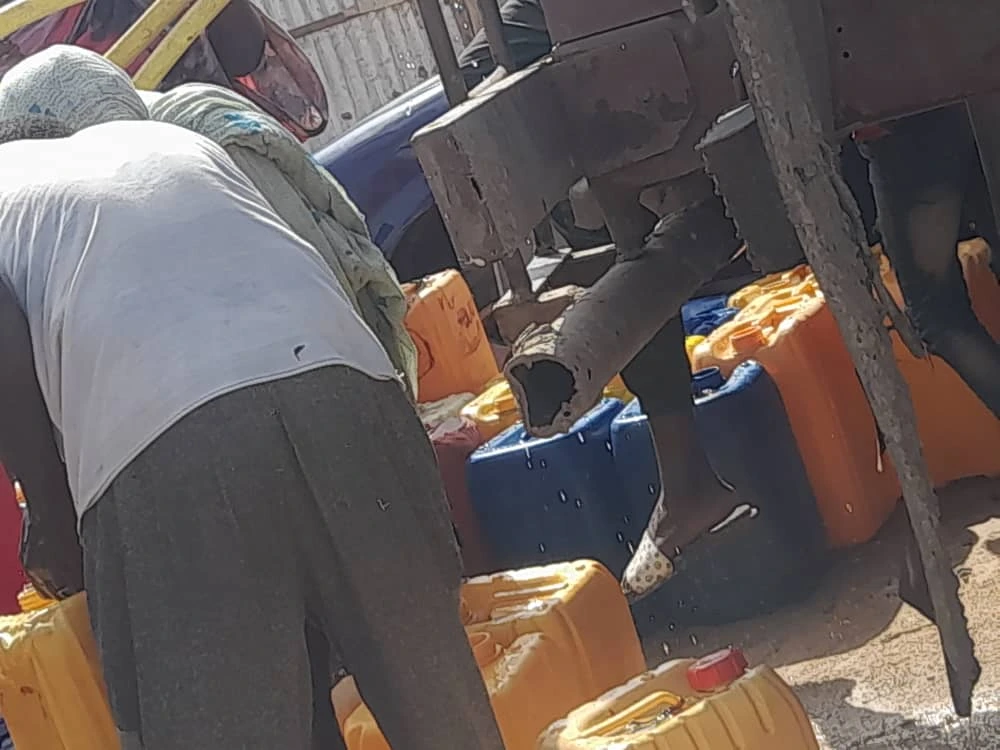 بئر مياه مكتمل مع مضخة يدوية