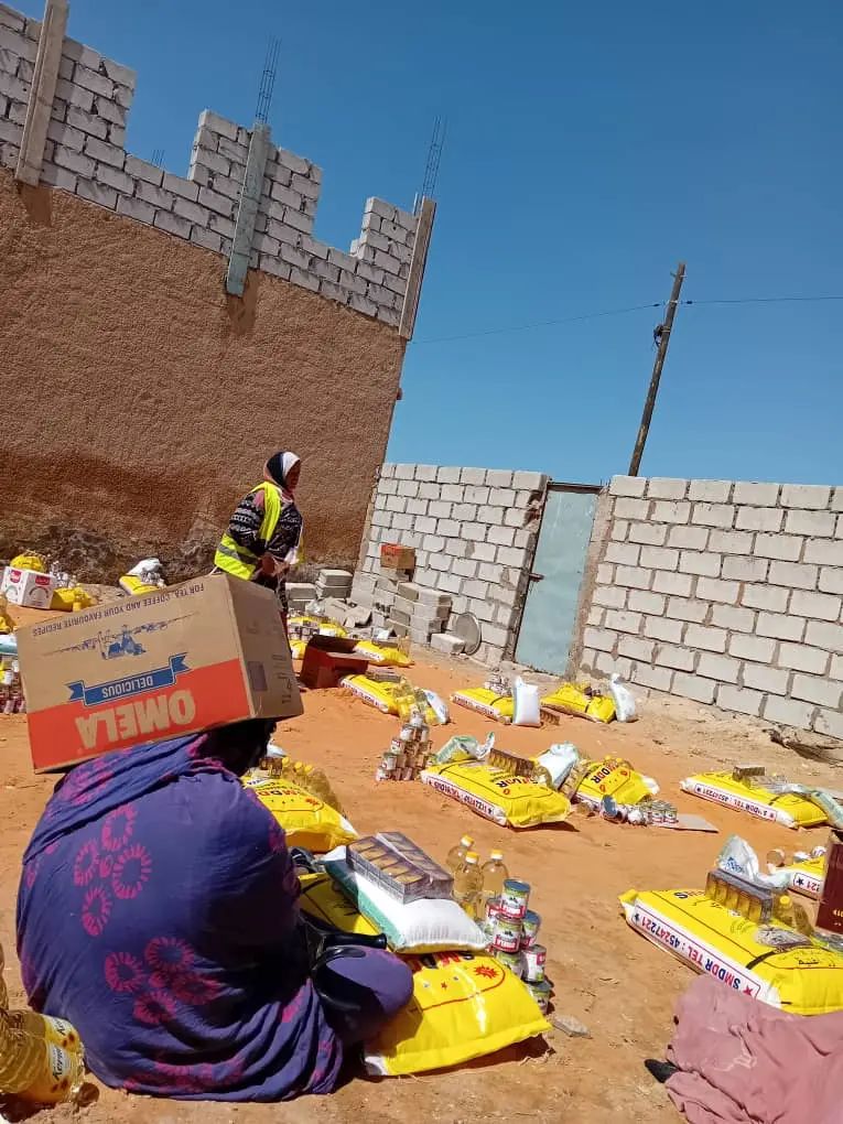 أطفال سعداء يتناولون الإفطار