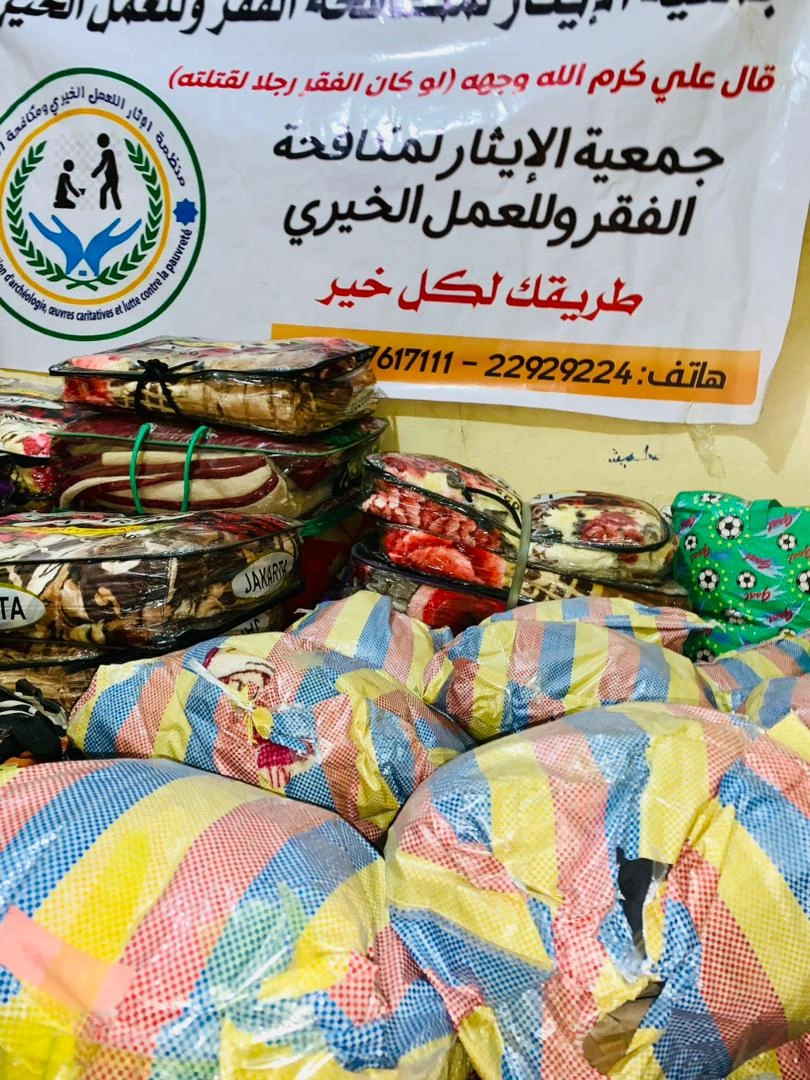 كبار السن يتلقون بطانيات دافئة